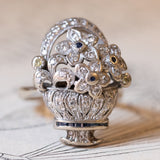 Anello vintage a forma di cestino di fiori in oro 18K, diamanti bianchi, diamanti fancy gialli e zaffiri, anni ‘60