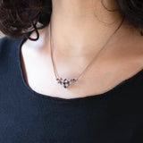 Collana vintage in oro bianco 14K con diamanti (0.80ctw ca.) e zaffiri, anni ‘60