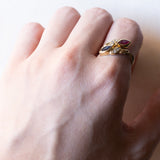 Anello contrarié vintage in oro 14K con zaffiro, rubino e diamanti (0.12ctw ca.), anni ‘70/‘80