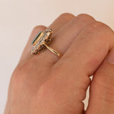 Bague marguerite en or 14 carats avec émeraude (environ 1,50 ct) et diamants (environ 0,80 ct), années 1940/1950