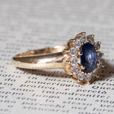 Anello a margherita vintage in oro 9K con zaffiro (0.80ct ca.) e diamanti (0.24ctw ca.), anni ‘60/‘70