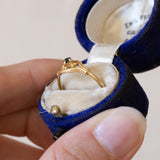 Vintage ring in 18K gold with blue glass paste, 50s / 60s