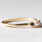Anello trilogy in oro 18K con perla e zaffiri, anni ‘60