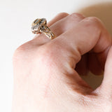 Anello vintage in stile antico in oro giallo 18K e argento con smeraldi (0.80ctw ca.) e diamanti (0.36ctw ca.), anni '60