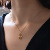 Ciondolo “Mano di Fatima” vintage in oro 18K con rubino, anni ‘70