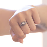 Anello di transizione Art Nouveau-Art Déco in oro bianco 18K con diamante centrale (0.43ct ca.) e rubini, anni ‘20/‘30