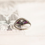 Anello di transizione Art Nouveau-Art Déco in oro bianco 18K con diamante centrale (0.43ct ca.) e rubini, anni ‘20/‘30