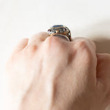 Anello vintage in stile antico in oro 18K e argento con zaffiro e rubini