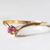 Anello a “V” vintage in oro 18K con rubino, anni ‘70