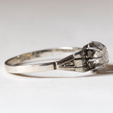 Anello antico in platino e oro bianco 18K con diamanti (centrale 0.30ct ca.), anni ‘20/‘30