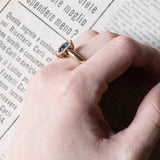 Anello a margherita vintage in oro 9K con zaffiro (0.80ct ca.) e diamanti (0.24ctw ca.), anni ‘60/‘70