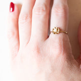 Anello retró a forma di fiore in oro giallo 18K con perla bianca, anni ‘40