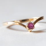 Anello a “V” vintage in oro 18K con rubino, anni ‘70