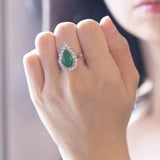 Bague marguerite en or blanc 18 carats avec émeraude (2,37 ct) et diamants (0,50 ct)