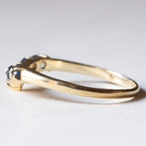 Anello vintage a “V” in oro 14K e zaffiri, anni ‘70