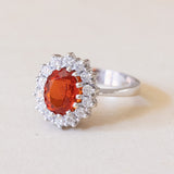 Anello vintage a margherita in oro bianco 14K con opale di fuoco (2.50ct ca.) e diamanti (0.70ctw ca.), anni ‘70