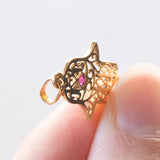 Ciondolo “Mano di Fatima” vintage in oro 18K con rubino, anni ‘70