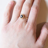 Anello vintage a margherita in oro 18K con zaffiro e diamanti, anni ‘70