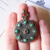 Pendente portafoto in oro giallo 18K e argento con diamanti (centrale di 0.35ct ca.) e turchesi, anni ‘20/‘30