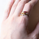 Anello contrarié vintage in oro 14K con zaffiro, rubino e diamanti (0.12ctw ca.), anni ‘70/‘80