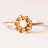 Anello retró a forma di fiore in oro giallo 18K con perla bianca, anni ‘40