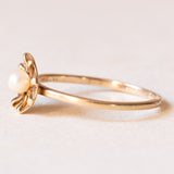 Anello retró a forma di fiore in oro giallo 18K con perla bianca, anni ‘40