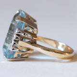 Anello vintage in oro giallo 18K e in oro bianco 18K con acquamarina (17ct ca.) e diamanti (0.32ctw ca.), anni ‘70