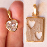 Lotto comprendente ciondolo in oro 18K con zircone e ciondolo a forma di carta di due di cuori in oro 18K