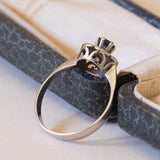 Anello vintage a margherita in oro bianco 14K con zaffiro e diamanti, anni ‘60