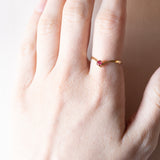 Anello a “V” vintage in oro 18K con rubino, anni ‘70