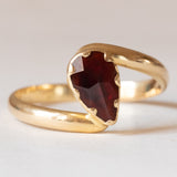 Anello vintage in oro 18K con granato di taglio a goccia, anni ‘40/‘50