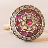 Anello vintage in stile antico a toppa in oro giallo 14K e argento con diamanti (0.56ctw ca.) e rubini, anni '60