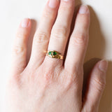 Anello vintage in oro 18K con paste di vetro verdi e rubini, anni ‘70
