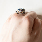 Anello vintage in stile antico in oro 18K e argento con zaffiro e rubini