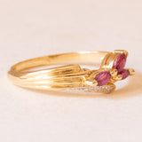 Anello vintage in oro giallo e in oro bianco 18K con rubini e diamanti, anni ‘60