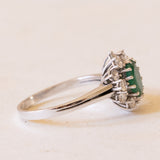 Anello vintage a margherita in oro bianco 18K con smeraldo (2.20ct ca.) e diamanti (1ctw ca.), anni ‘60