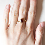 Anello vintage in oro 18K con granato di taglio a goccia, anni ‘40/‘50