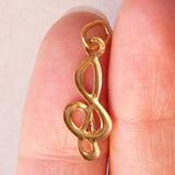 Lotto comprendente ciondolo in oro 18K con ametista, ciondolo in oro 18K con zaffiro e ciondolo a forma di chiave di violino in oro 18K