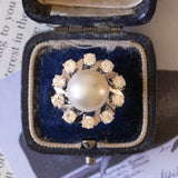 Anello a margherita vintage in oro bianco 18K con perla e diamanti (1ctw ca.), anni ‘80/‘90
