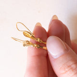 Orecchini pendenti vintage in oro giallo 18K con perline bianche, anni ‘70
