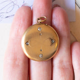 Pendente portafoto antico in oro giallo 18K con diamanti di taglio vecchia miniera (0.12ctw ca.) e di taglio rosetta, primi anni del ‘900