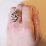 Anello vintage a forma di cestino di fiori in oro 18K, diamanti bianchi, diamanti fancy gialli e zaffiri, anni ‘60