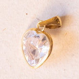 Lotto comprendente ciondolo in oro 18K con zircone e ciondolo a forma di carta di due di cuori in oro 18K