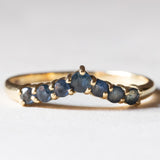 Anello vintage a “V” in oro 14K e zaffiri, anni ‘70