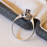 Anello vintage a margherita in oro bianco 14K con zaffiro e diamanti, anni ‘60