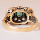 Anello vintage in stile antico in oro giallo 18K e argento con smeraldi (0.80ctw ca.) e diamanti (0.36ctw ca.), anni '60