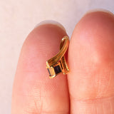 Lotto comprendente ciondolo in oro 18K con ametista, ciondolo in oro 18K con zaffiro e ciondolo a forma di chiave di violino in oro 18K