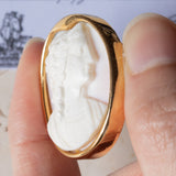 Spilla vintage in oro 18K con cammeo su conchiglia, anni ‘50