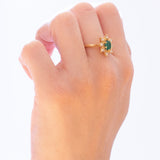 Anello vintage a margherita in oro 18K con smeraldo e diamanti (0.24ctw ca.), anni '70
