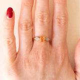 Anello vintage in oro giallo e in oro bianco 9K con zaffiro arancione (0.80ct ca.) e diamanti, anni ‘70